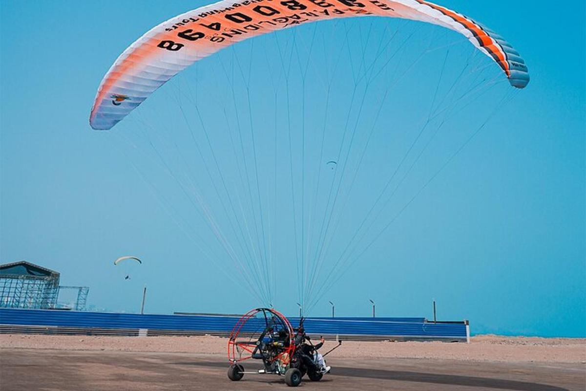 Una gran cometa volando en el aire en una playa