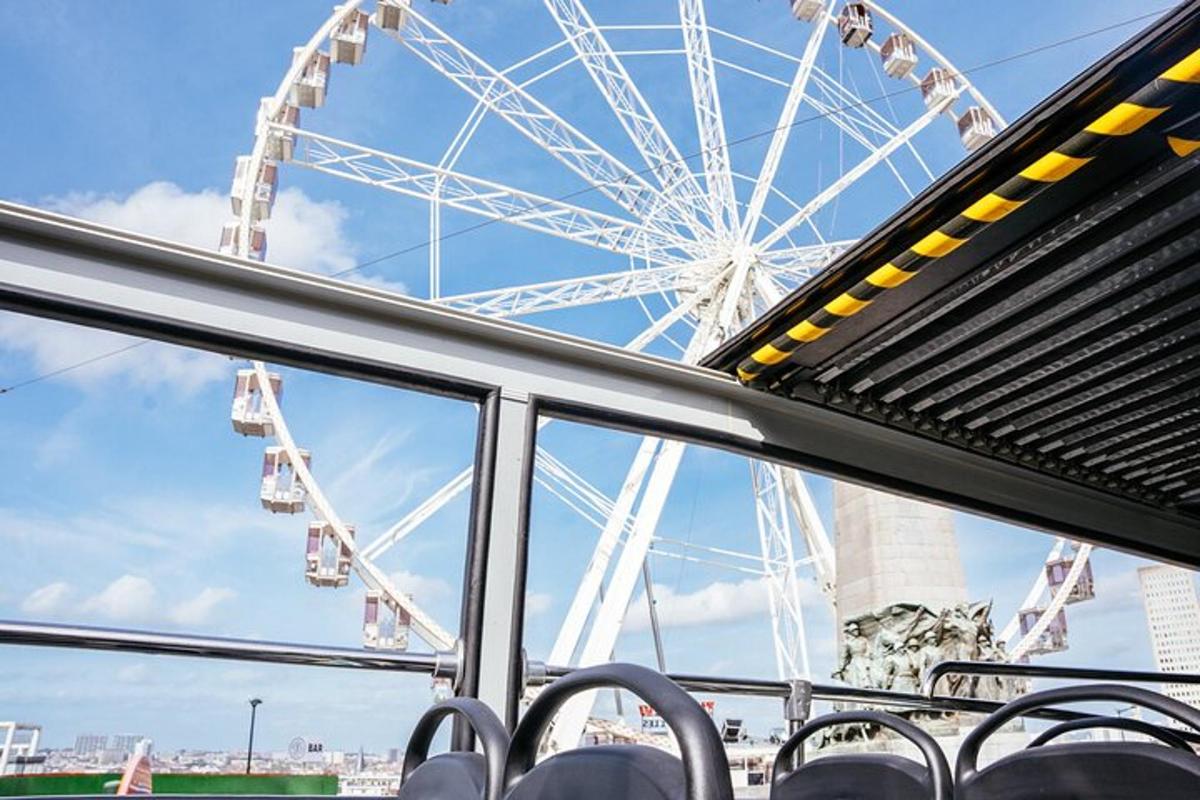roda ferris kelihatan melalui tingkap