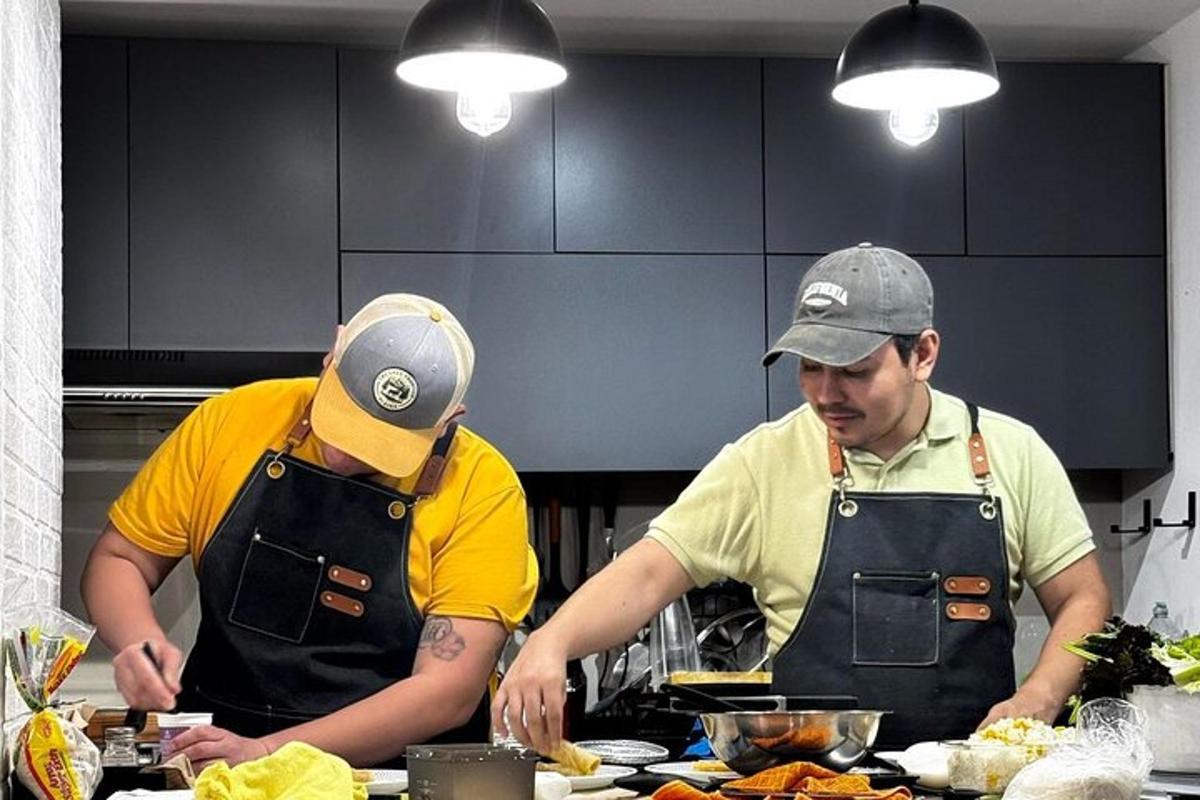 两个男人站在厨房准备食物