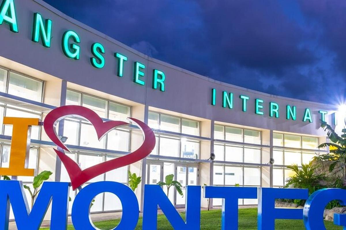 um hospital com uma placa de coração na frente