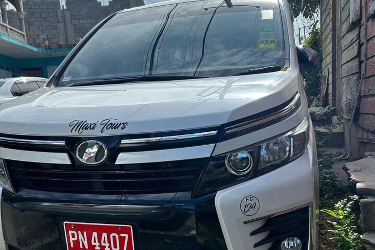 sebuah mobil van putih diparkir di pinggir jalan