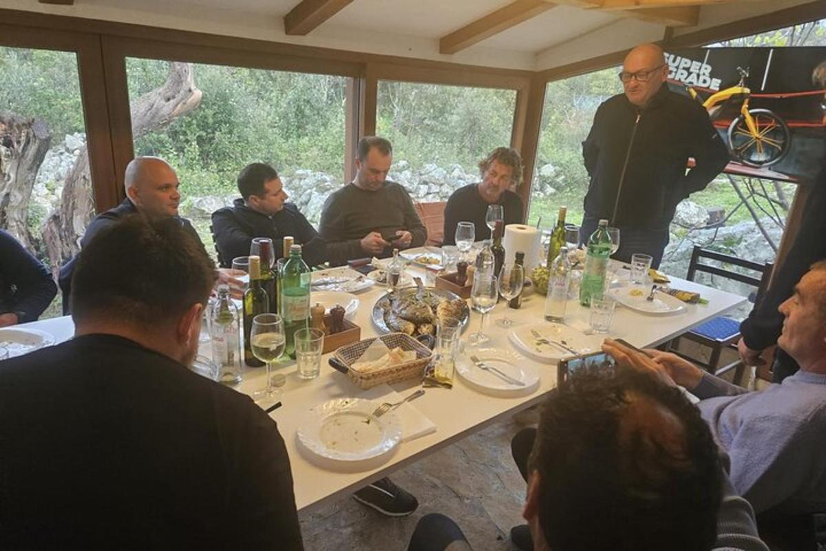 skupina lidí sedících kolem stolu