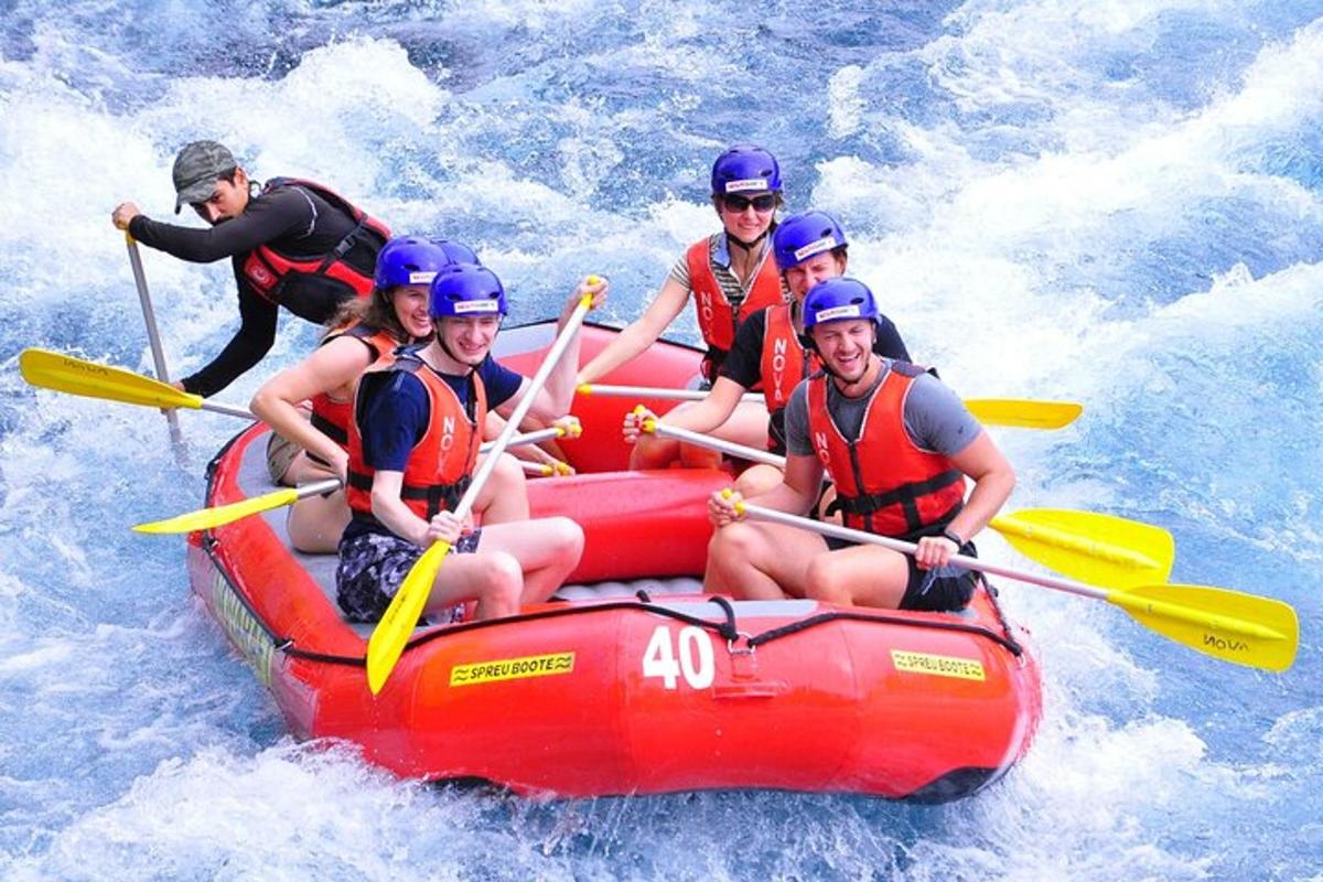 isang grupo ng mga tao sa isang balsa sa tubig