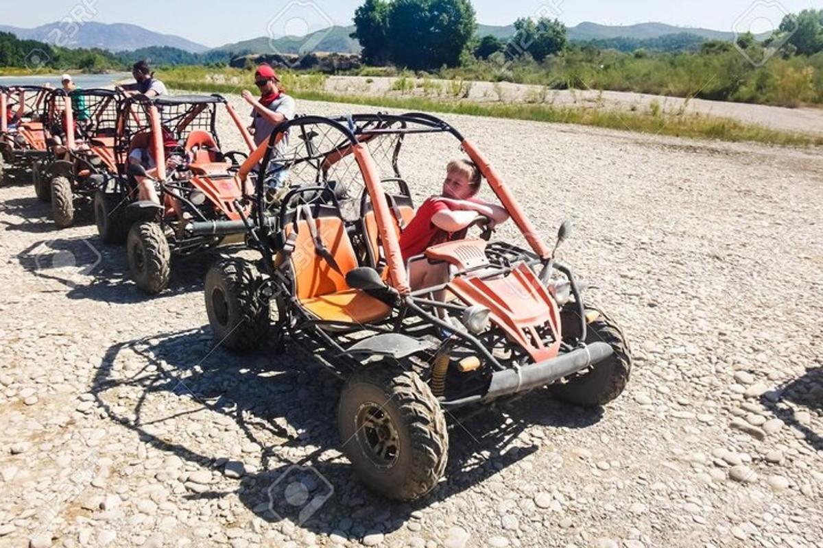 isang hanay ng mga four wheeler na nakaparada sa isang field