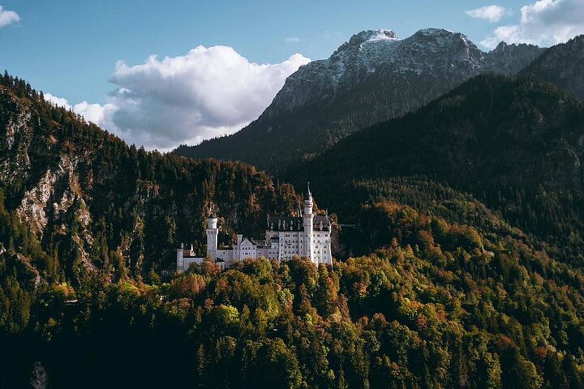 un castel în mijlocul unui munte