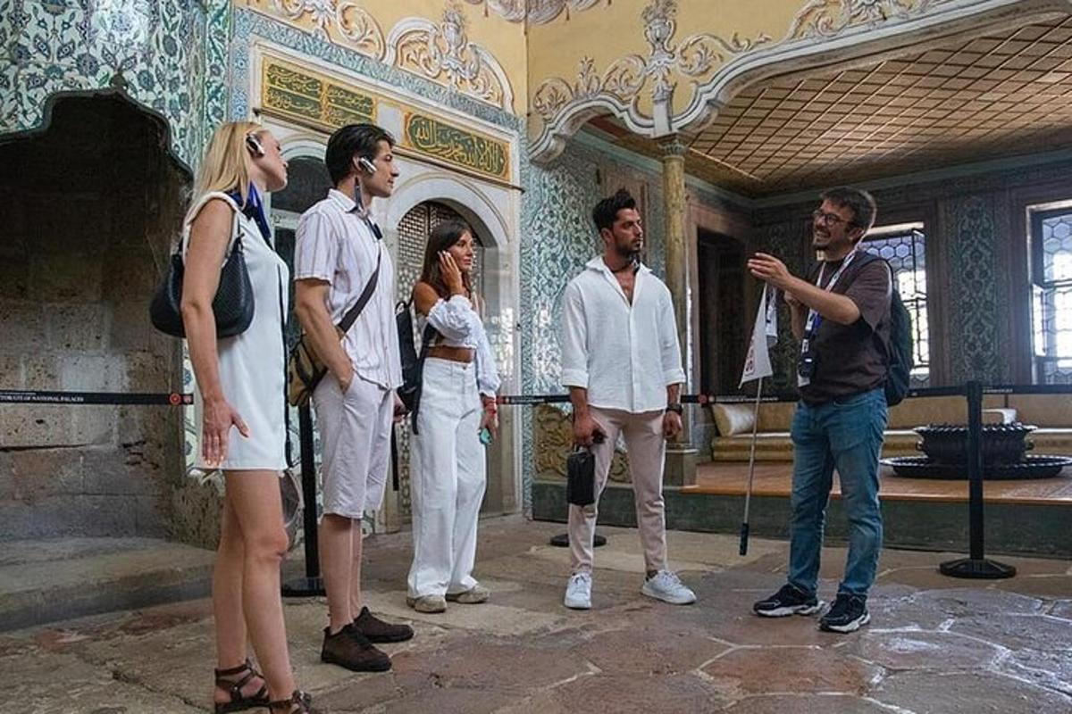 um grupo de pessoas em pé do lado de fora de um prédio