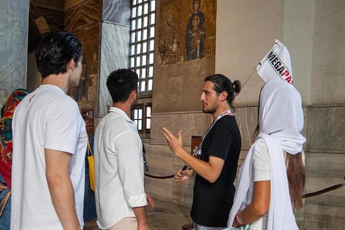 um grupo de homens em pé em frente a uma igreja