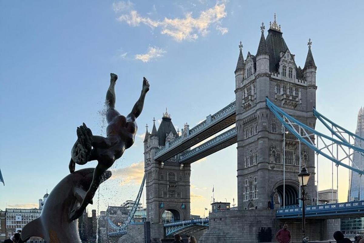 socha před Tower Bridge