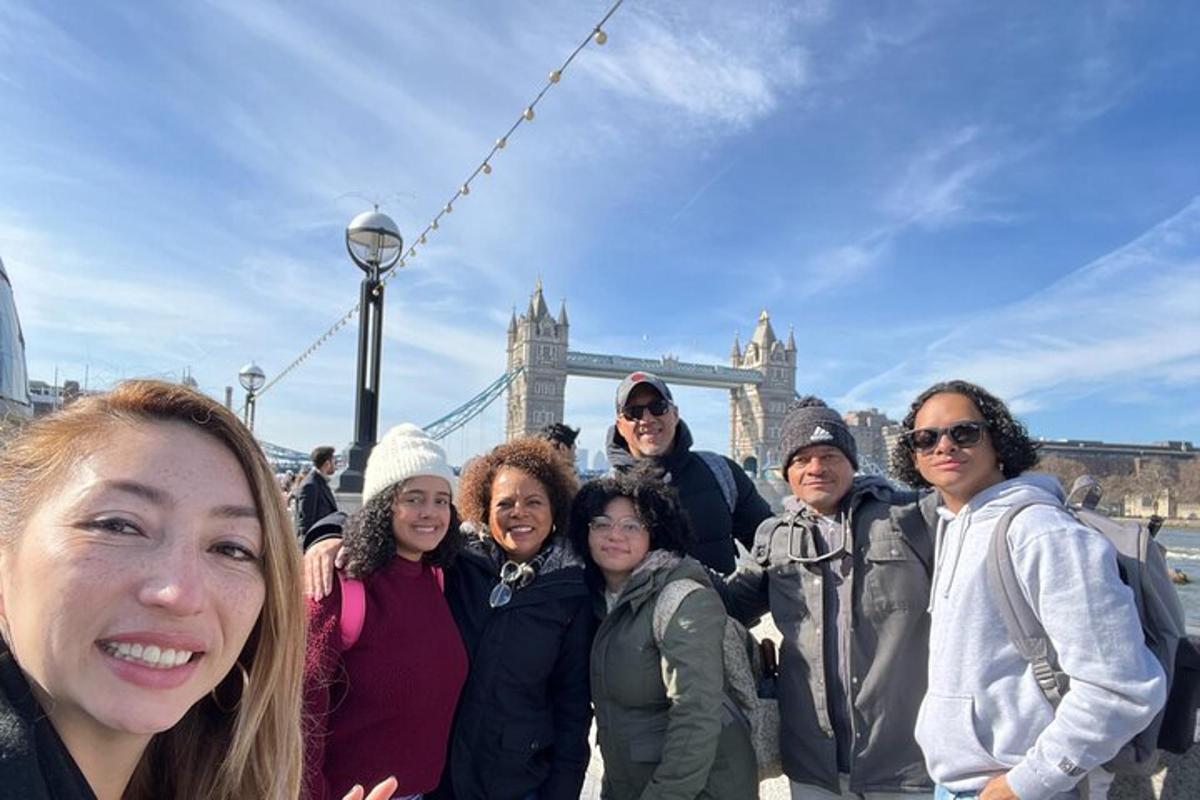 grupp inimesi seisab Tower Bridge'i ees
