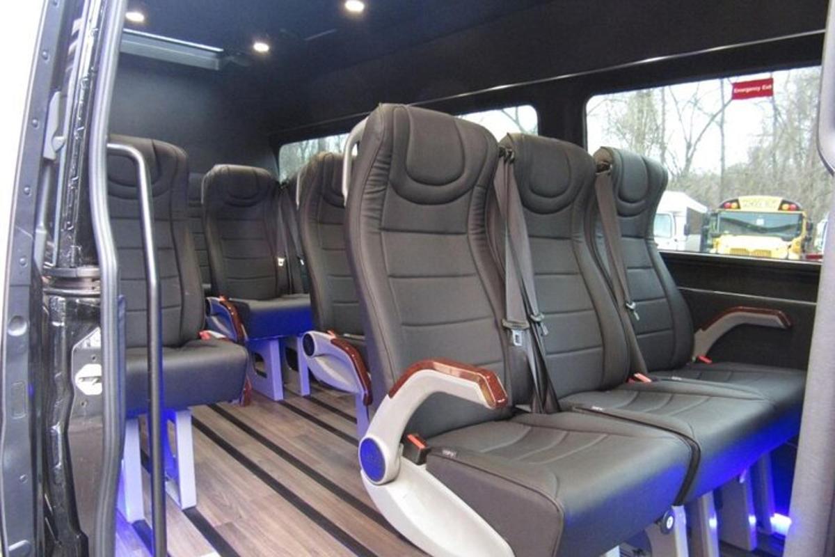 egy busz üres ülésekkel