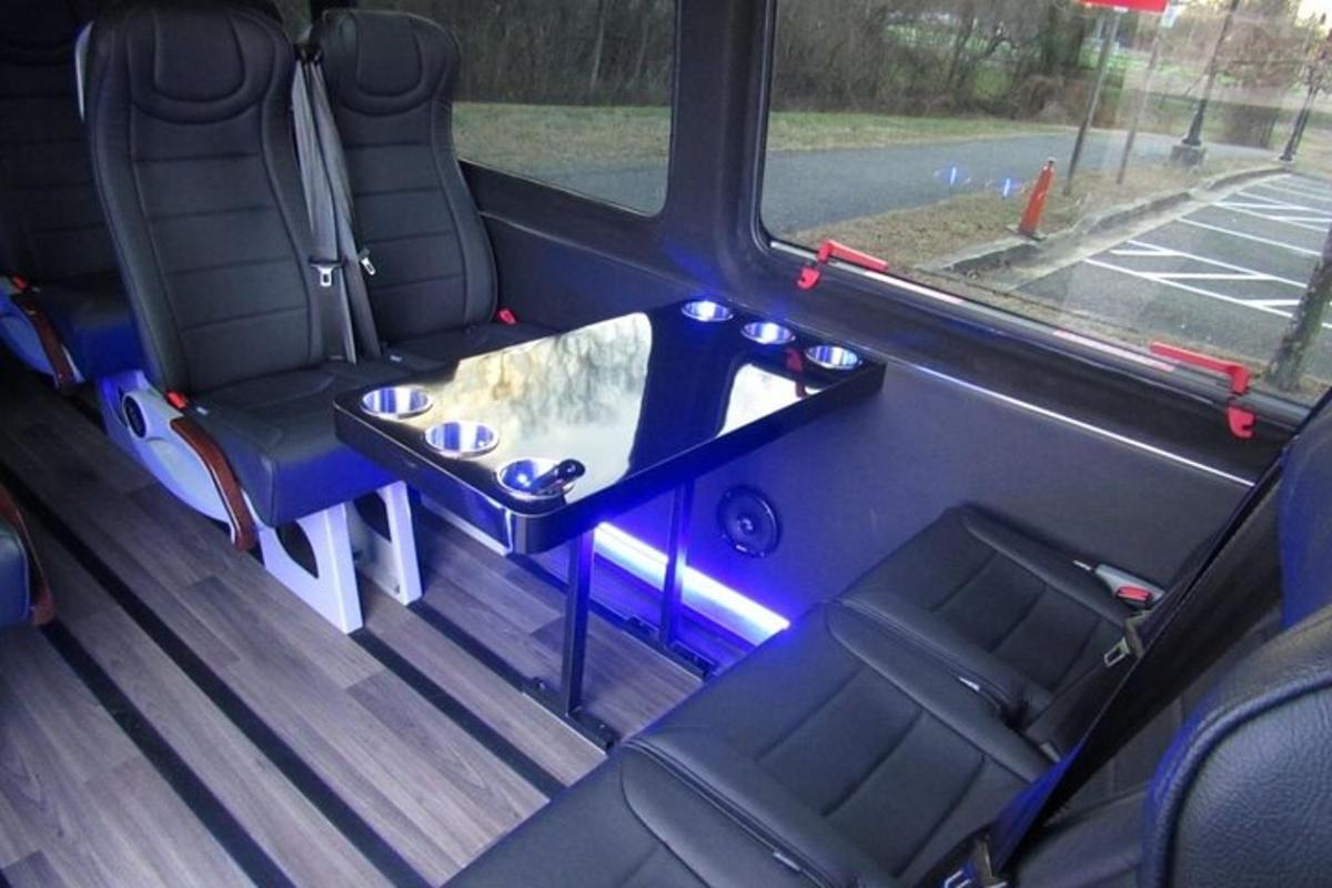 egy busz, aminek hátuljában asztal van