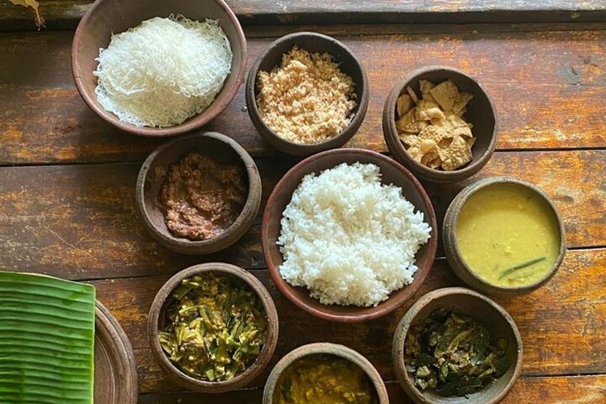 um grupo de tigelas cheias de arroz e outros ingredientes