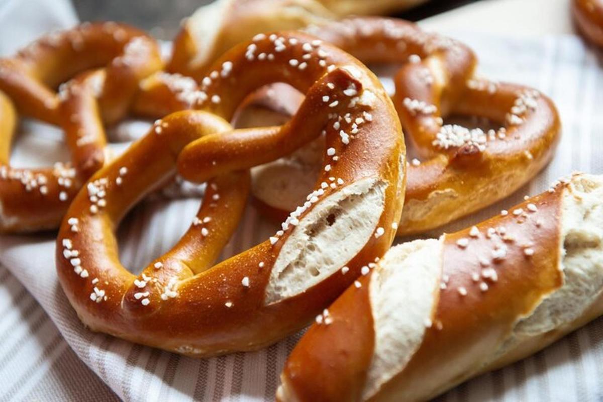 Una pila de pretzels sobre una servilleta