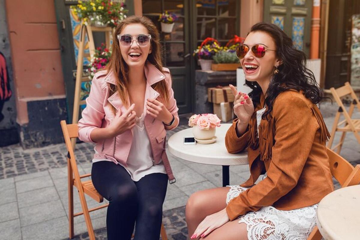 két nő ül egy asztalnál, és cupcake-et eszik