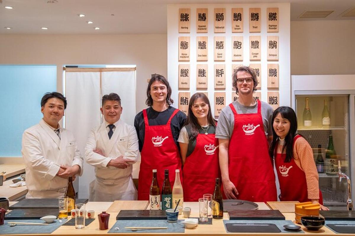 sekumpulan orang berdiri di dapur memakai apron
