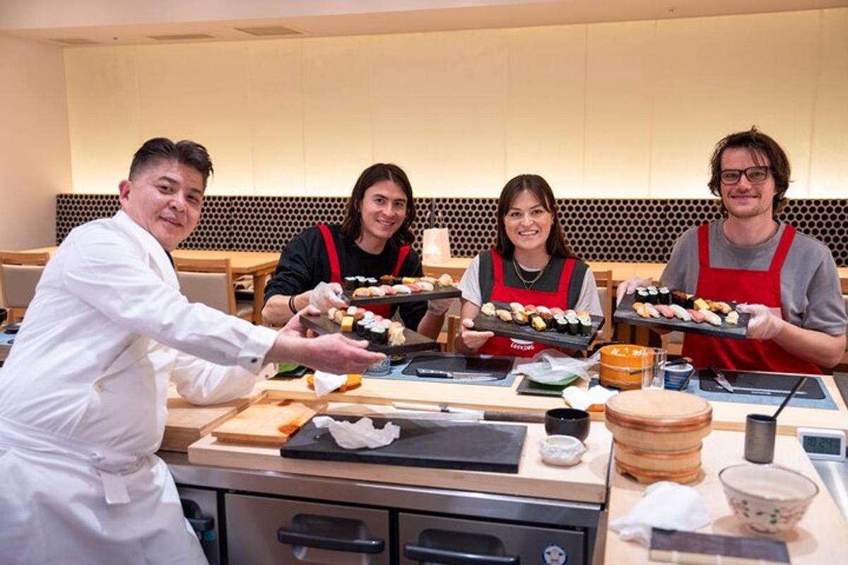 seorang chef memegang dulang makanan di dapur