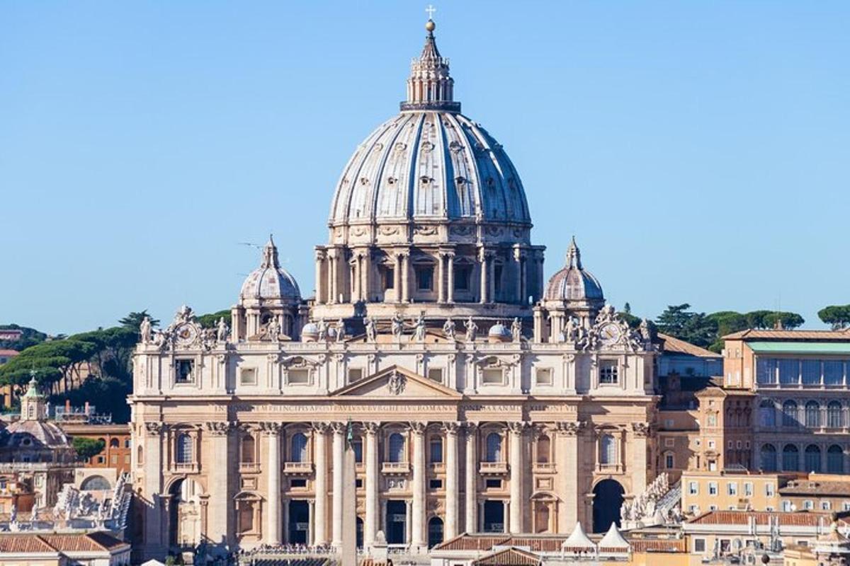un grande edificio con una cupola in cima