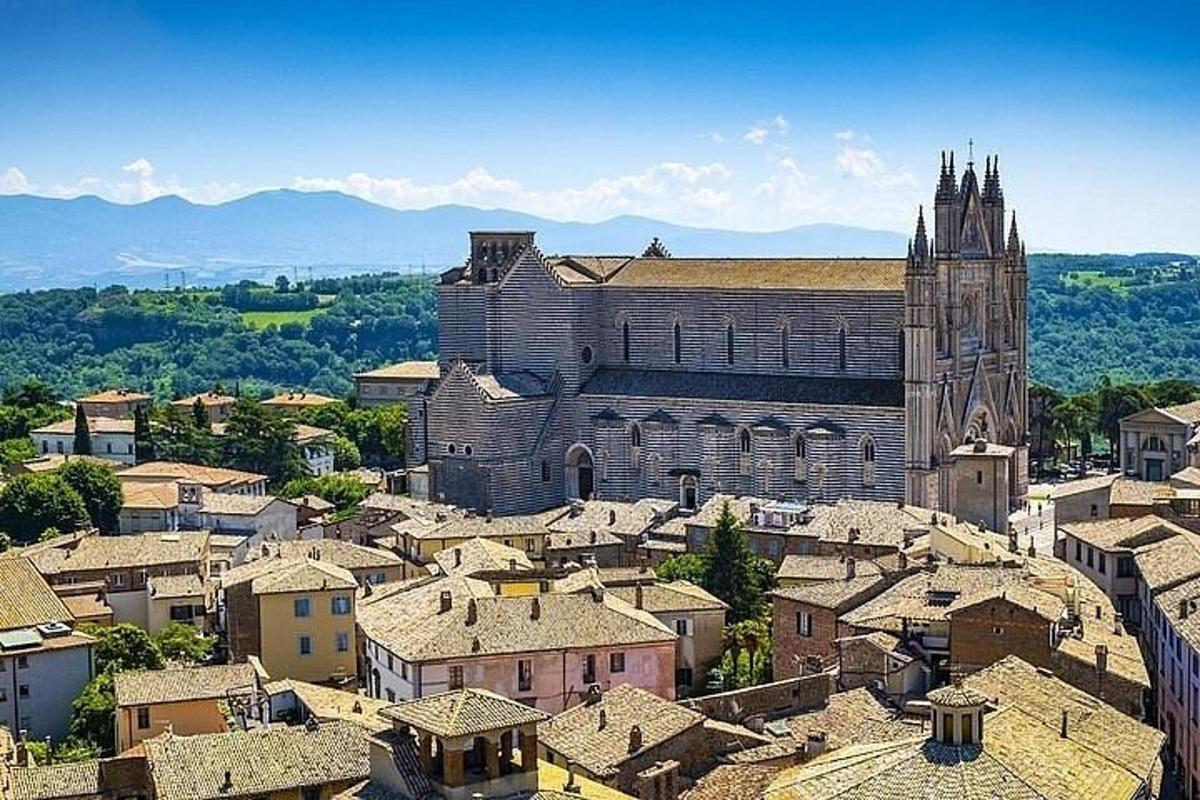 una vista aerea di una città con una chiesa