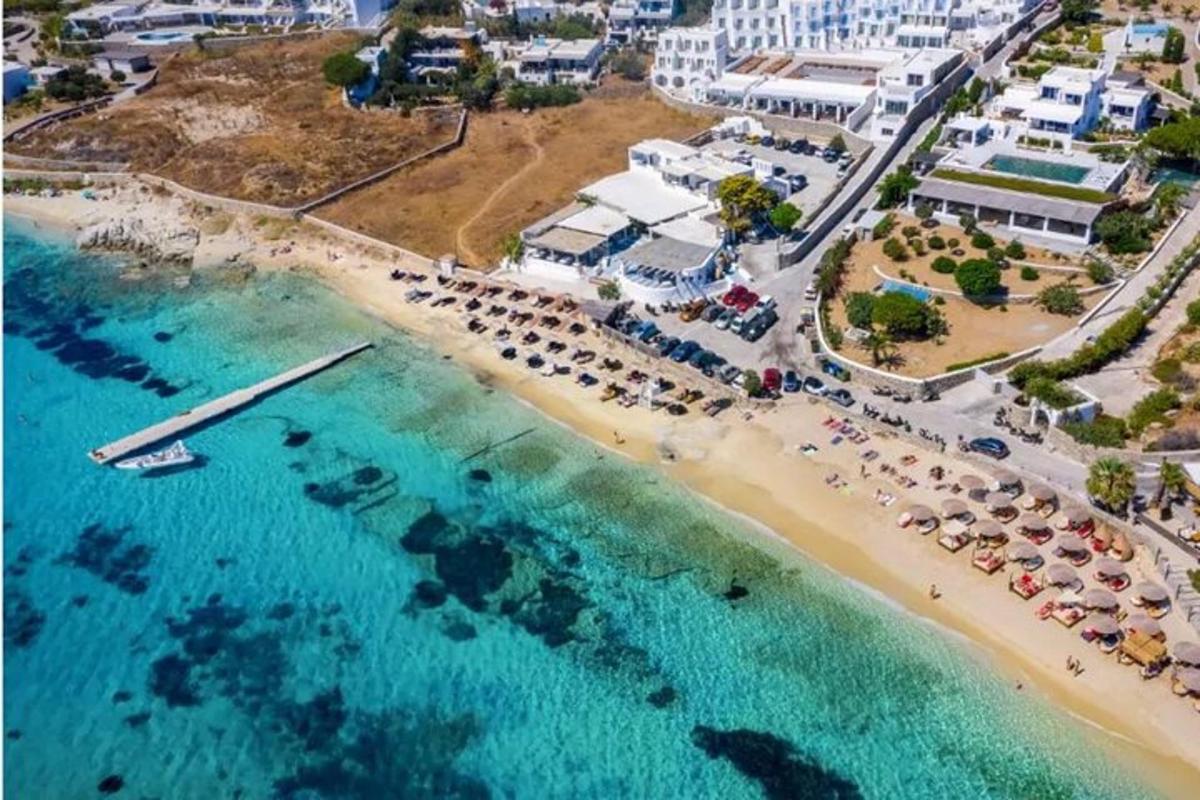 una vista aerea di una spiaggia con sedie e ombrelloni