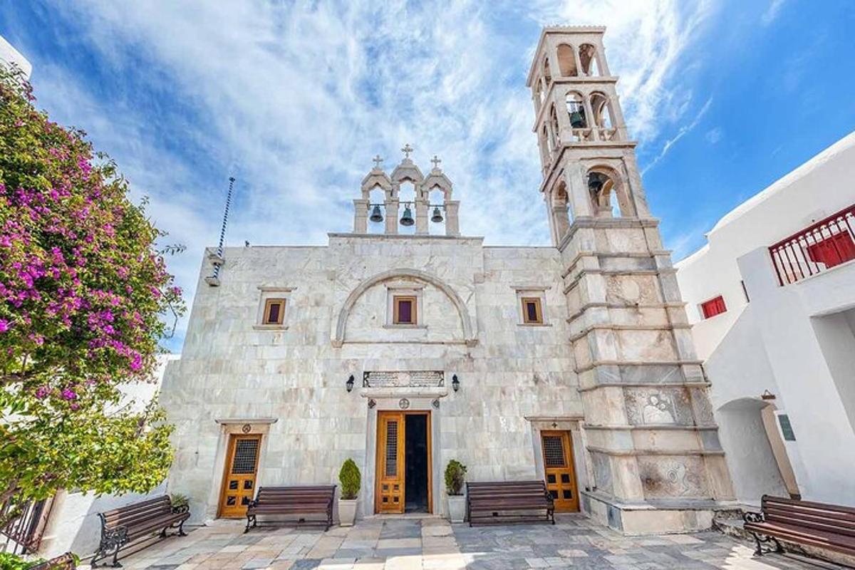 una vecchia chiesa con panchine di fronte