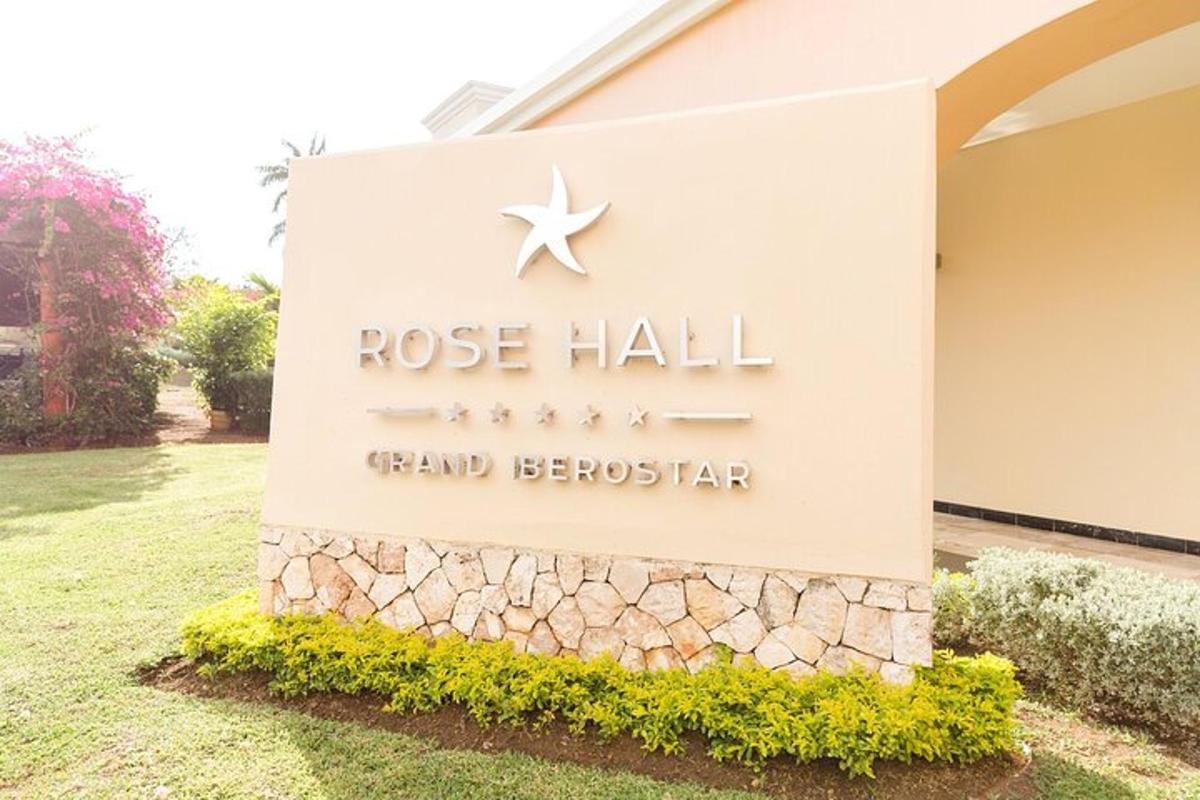 un cartello per il Rose Hall Grand Besker