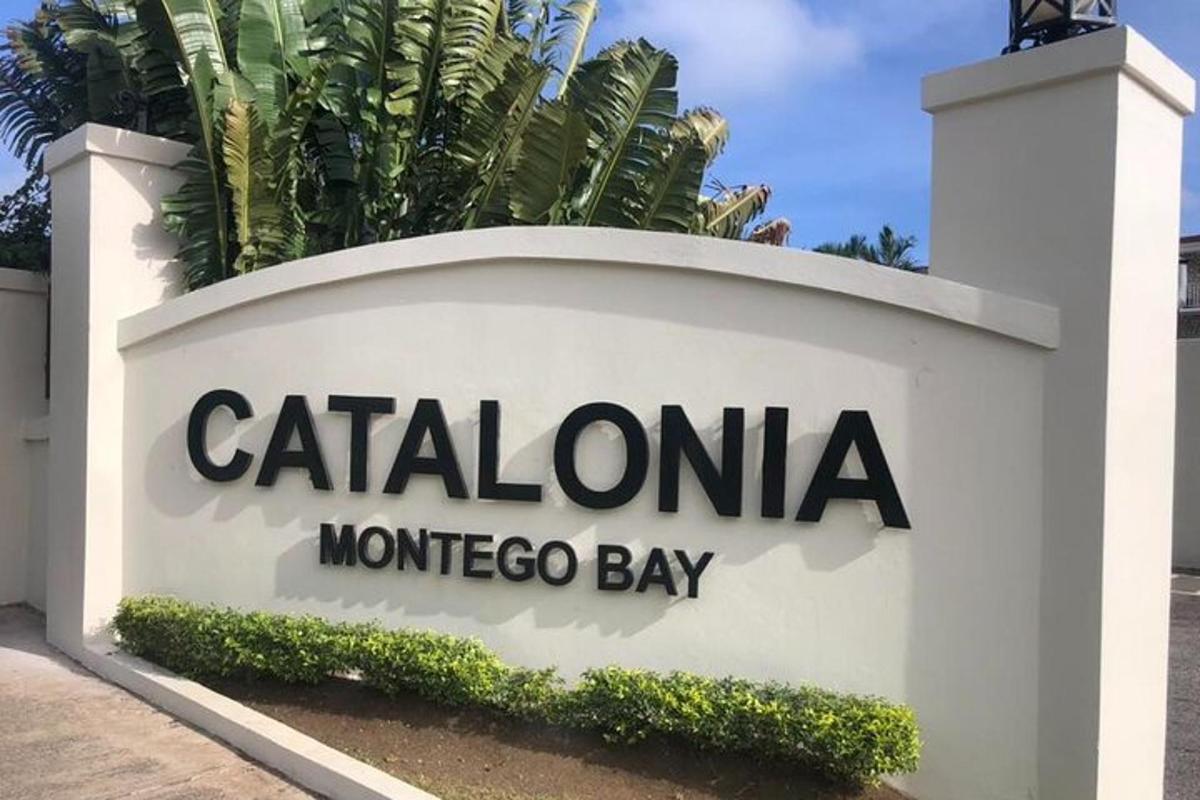 un cartello per un ospedale della baia di Monterey