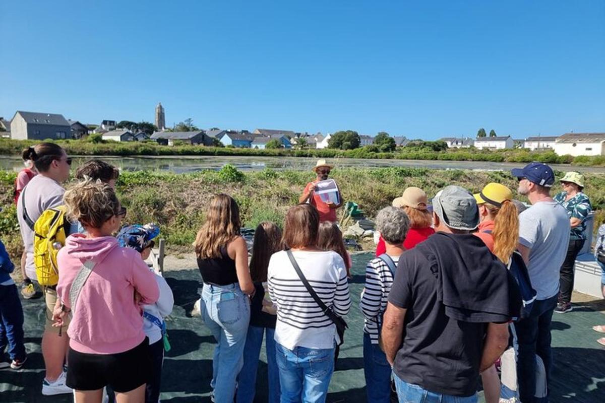 eine Gruppe von Menschen, die einen Mann im Wasser beobachten