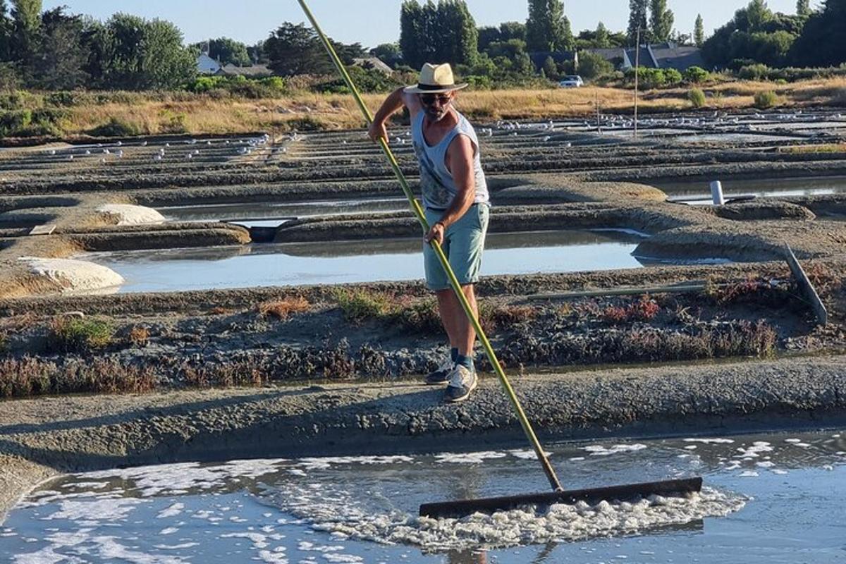 Ein Mann benutzt ein Seil, um ein Feld zu säubern