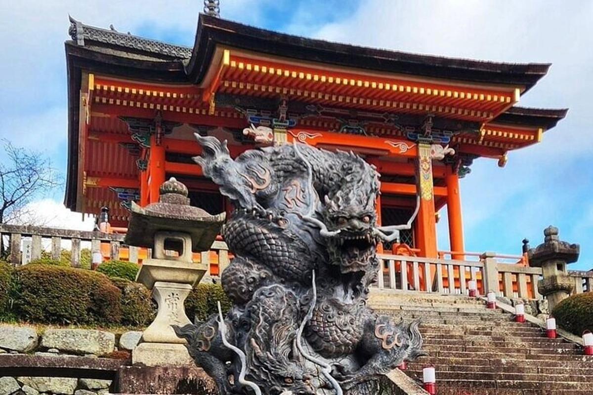 patung naga di hadapan sebuah bangunan