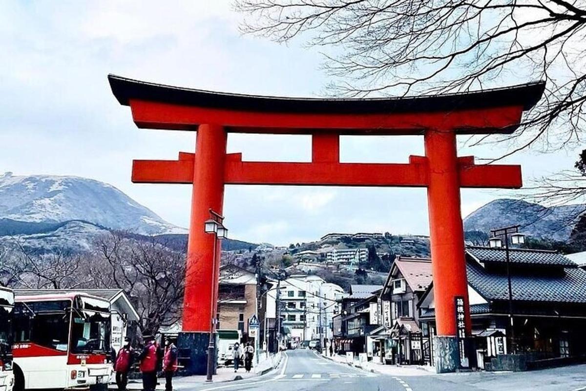 pintu gerbang torii merah di tengah jalan