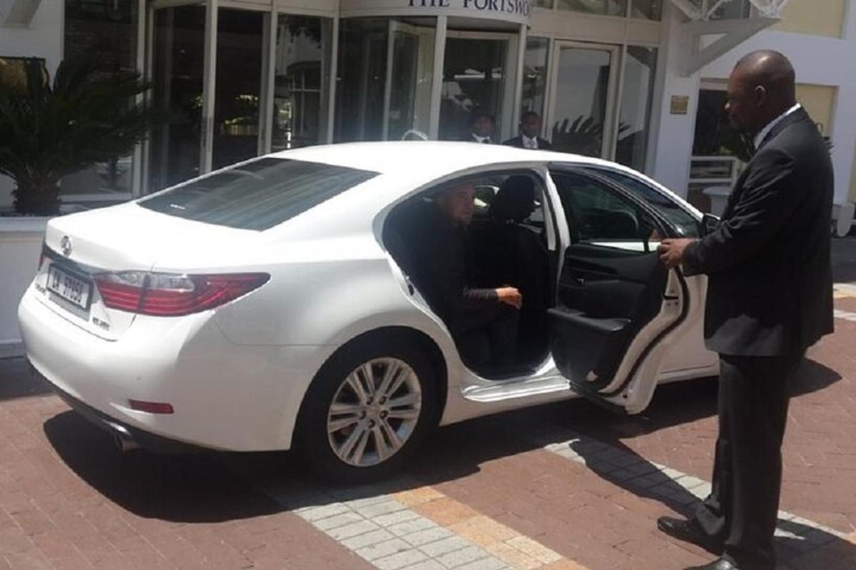 mees avab valge auto ust