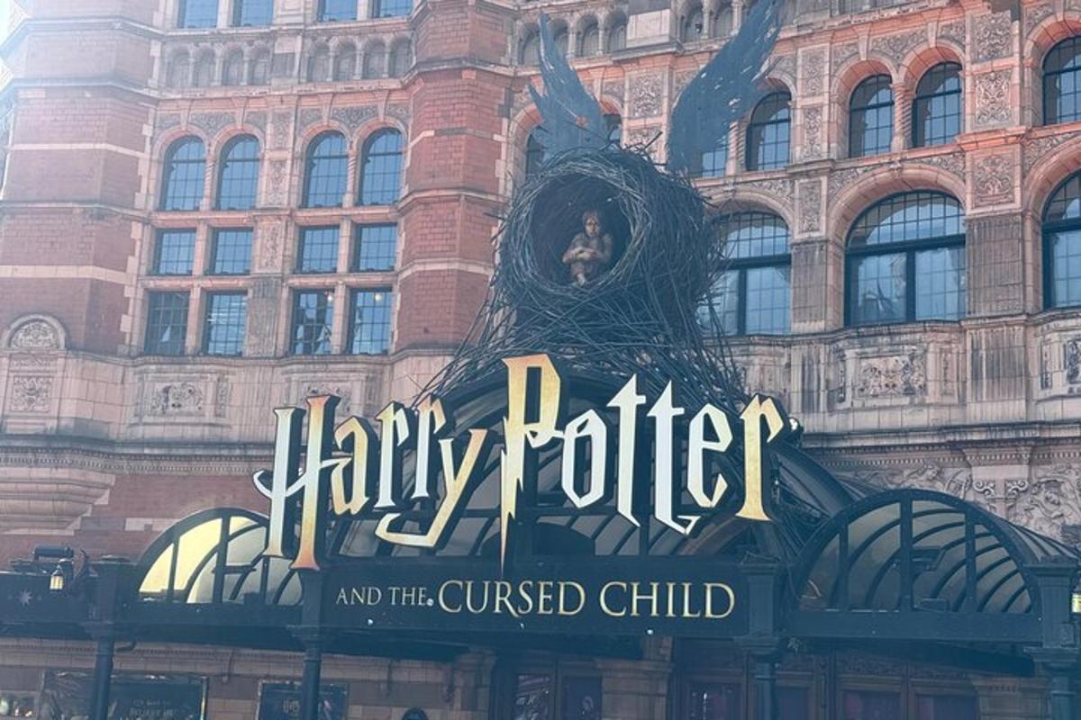 tanda untuk harry potter dan kanak-kanak terkutuk di sebuah bangunan
