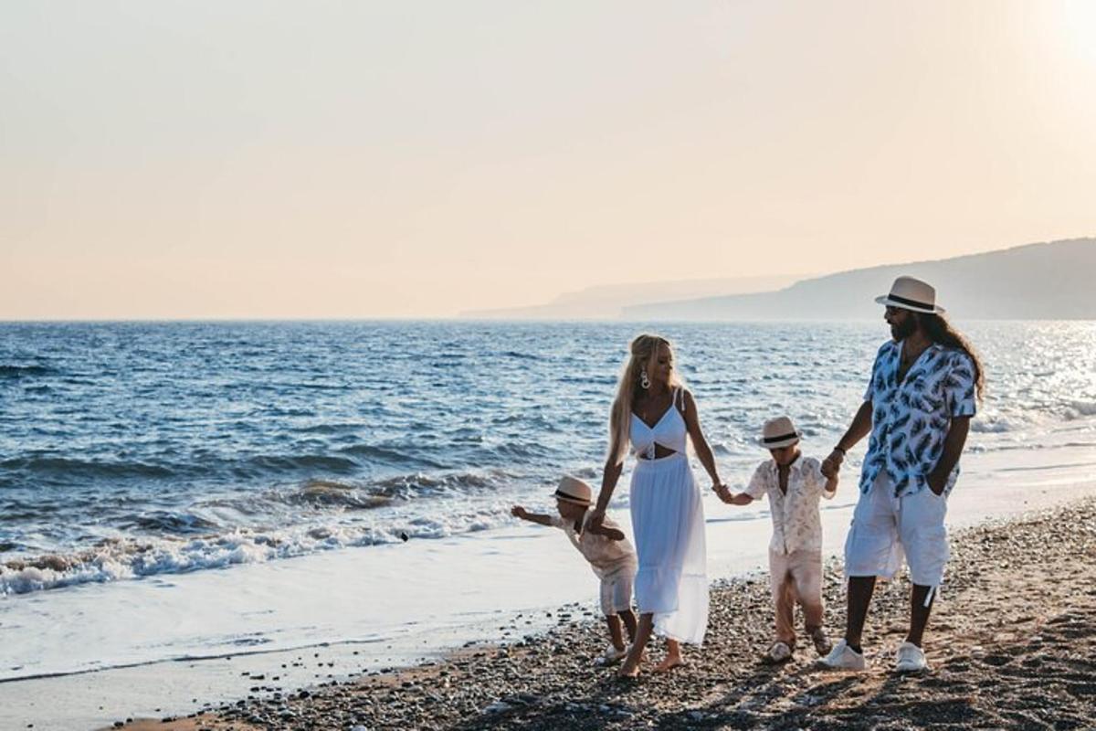 una familia caminando por la playa