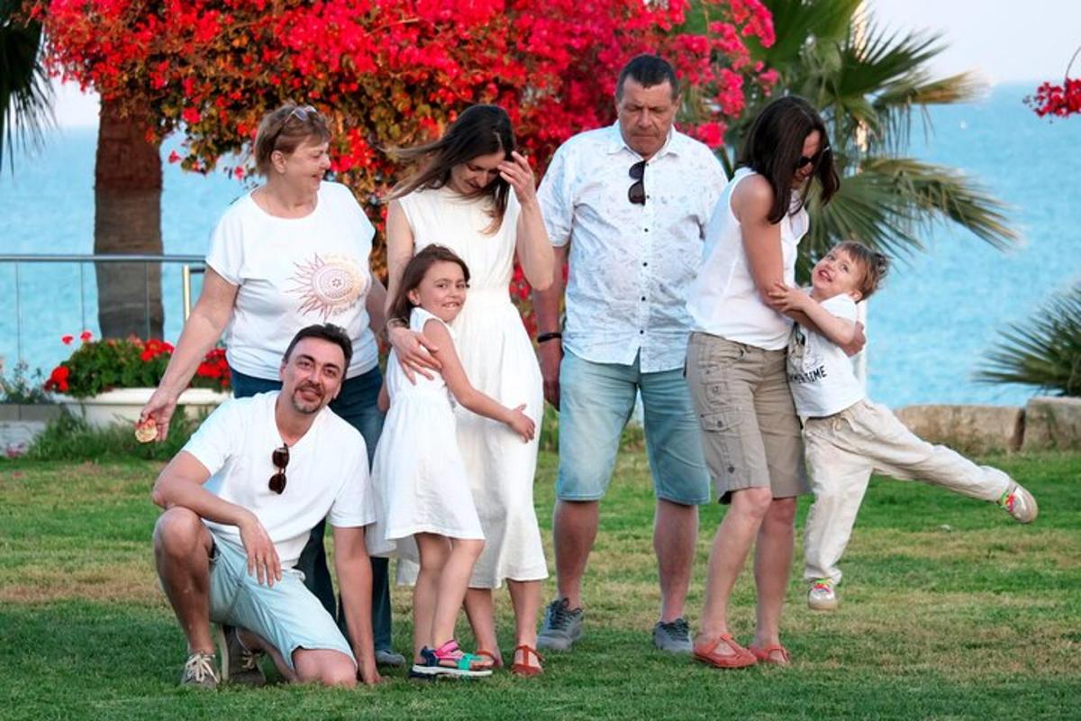 una famiglia che posa per una foto sull'erba