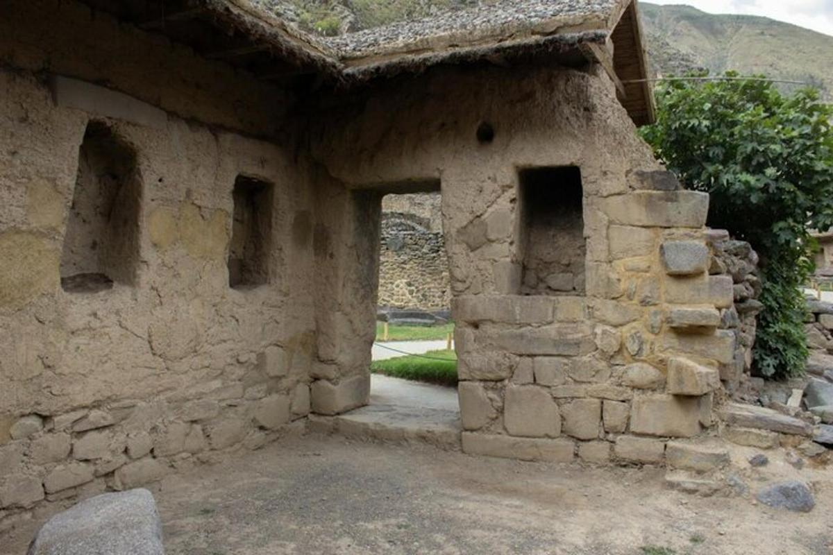 un vecchio edificio in pietra con una porta aperta