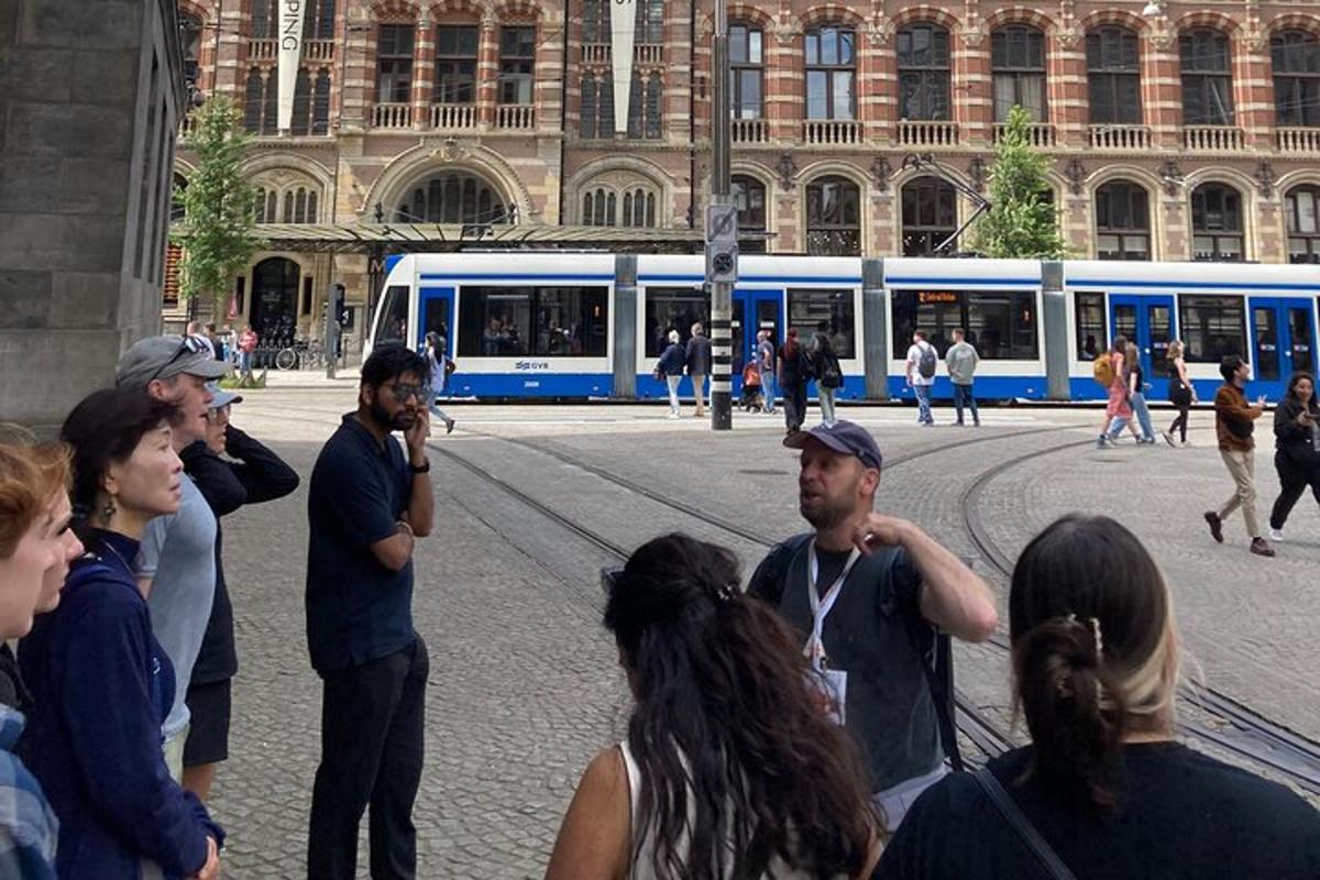 un grupo de personas de pie delante de un autobús