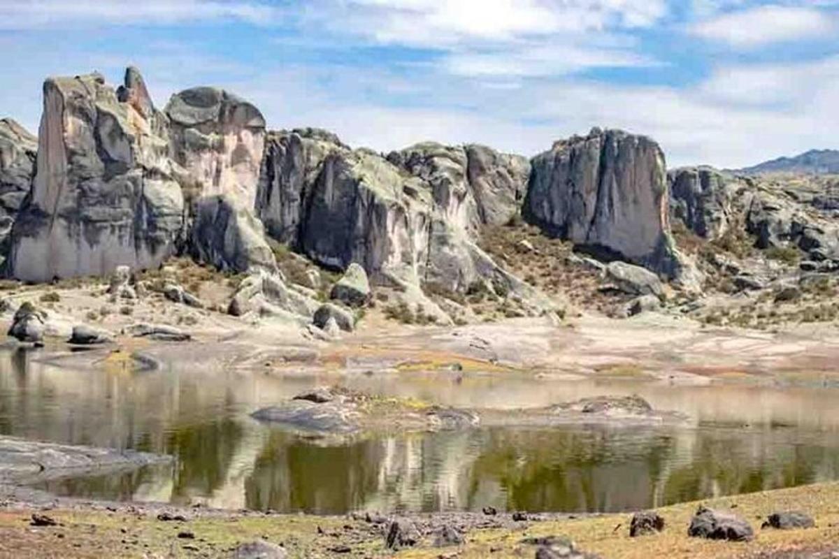 вид на пустелю з камінням та водою
