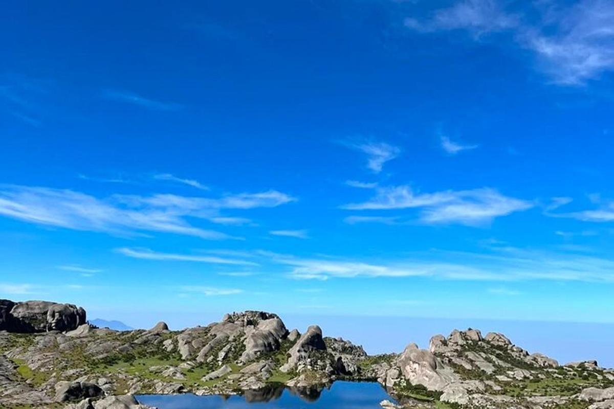 una montaña con un cielo azul y algunas rocas