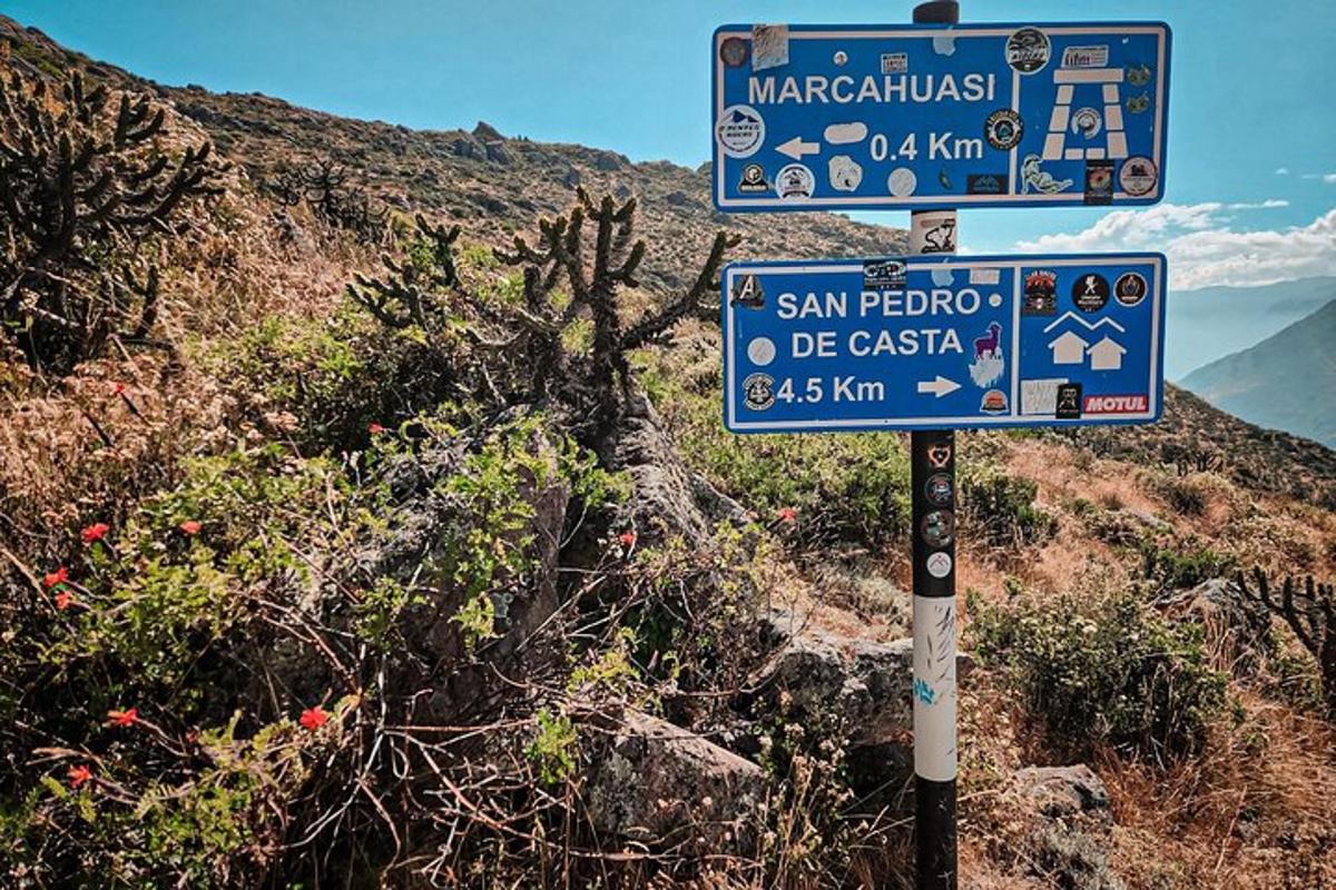 un cartel en la ladera de una montaña