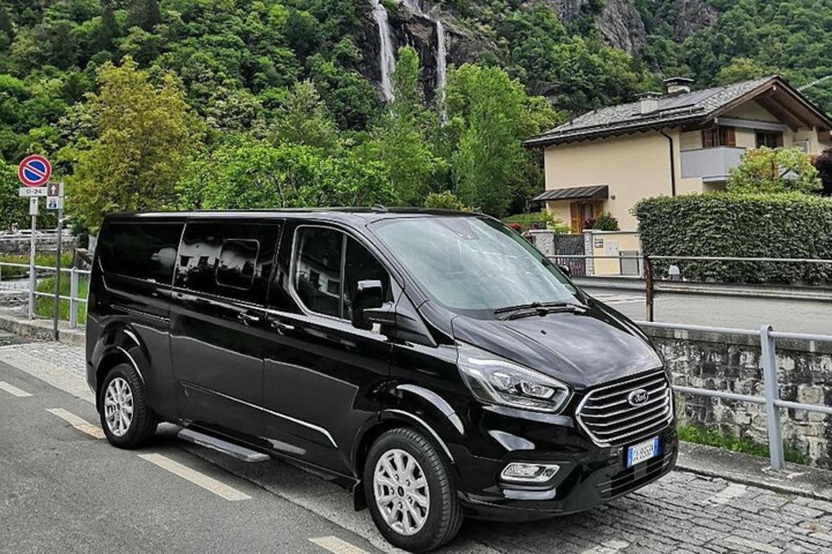 un furgone nero parcheggiato sul ciglio della strada