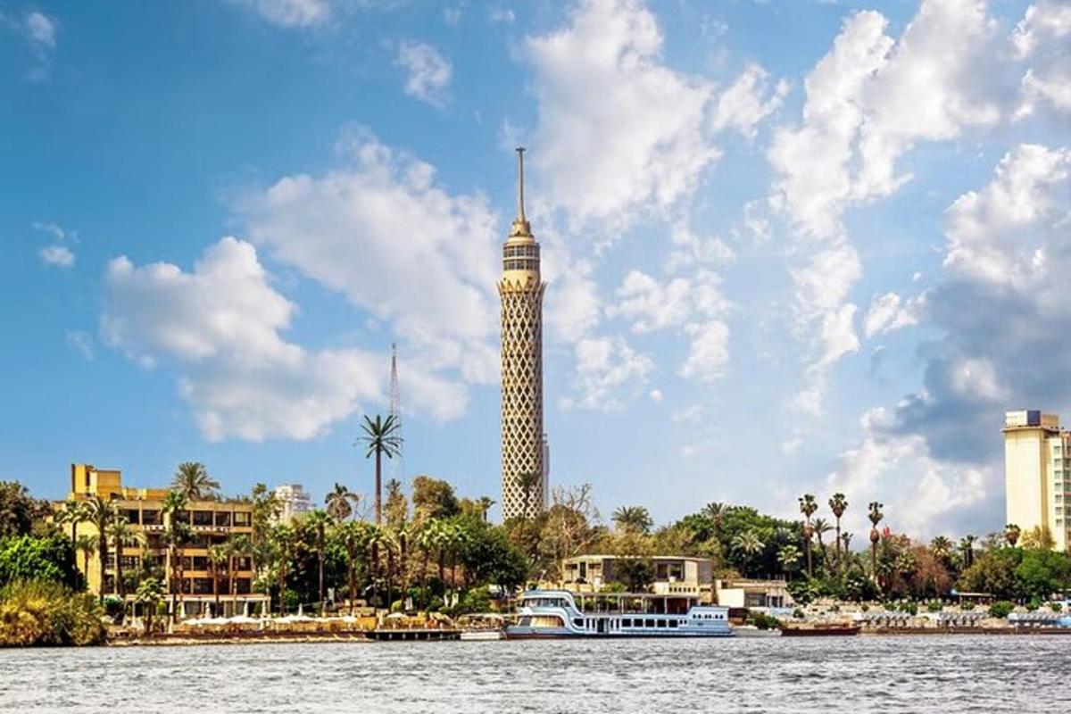 um barco em um rio com uma torre alta