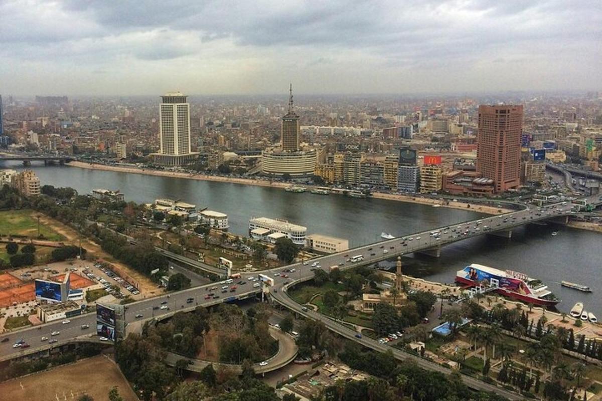 una vista aerea di una città con un ponte sopra un fiume