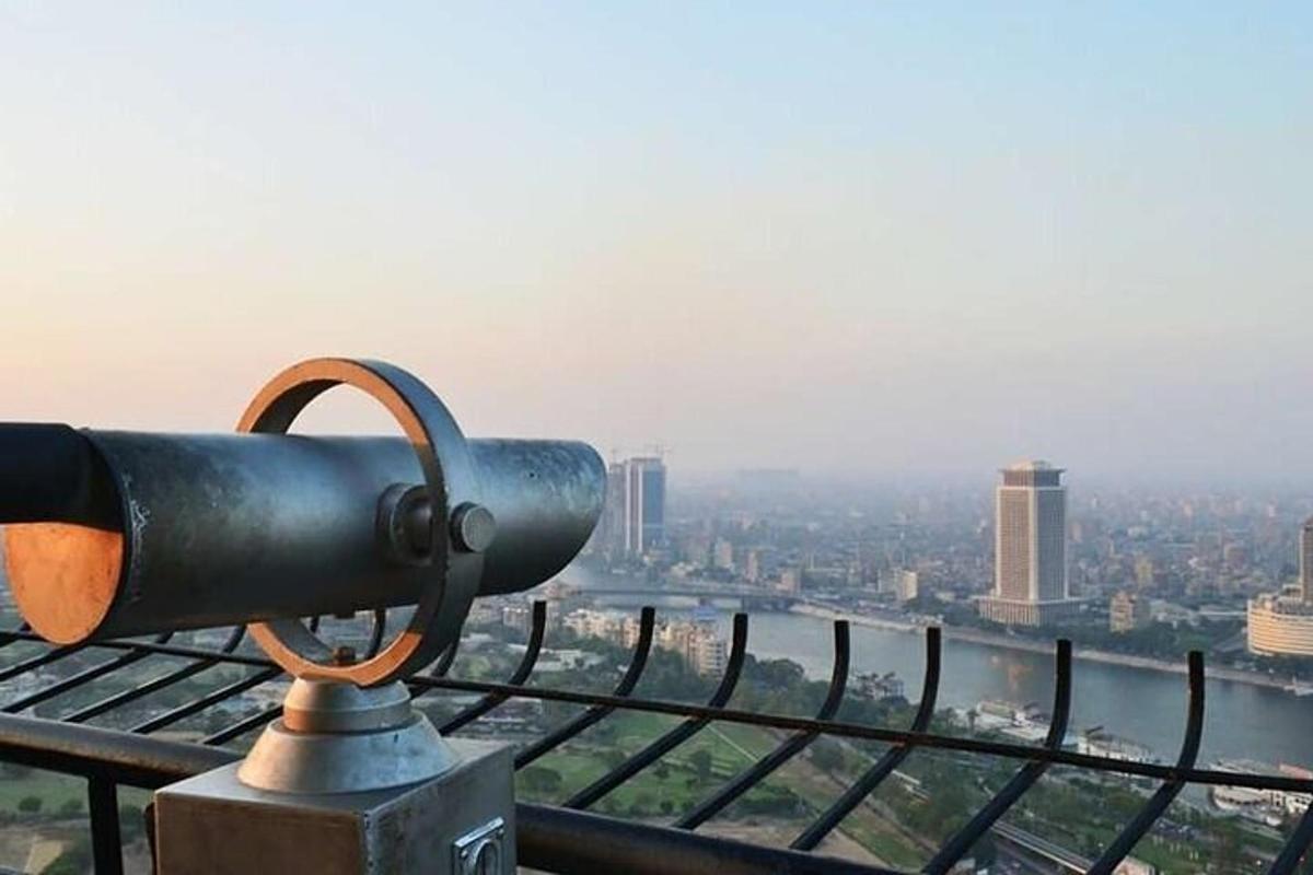 uma vista de uma cidade do topo de uma torre
