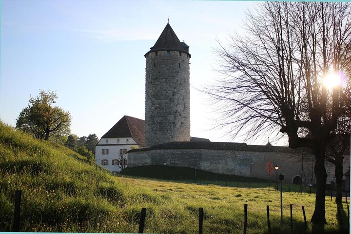 budova s věží na vrcholu kopce