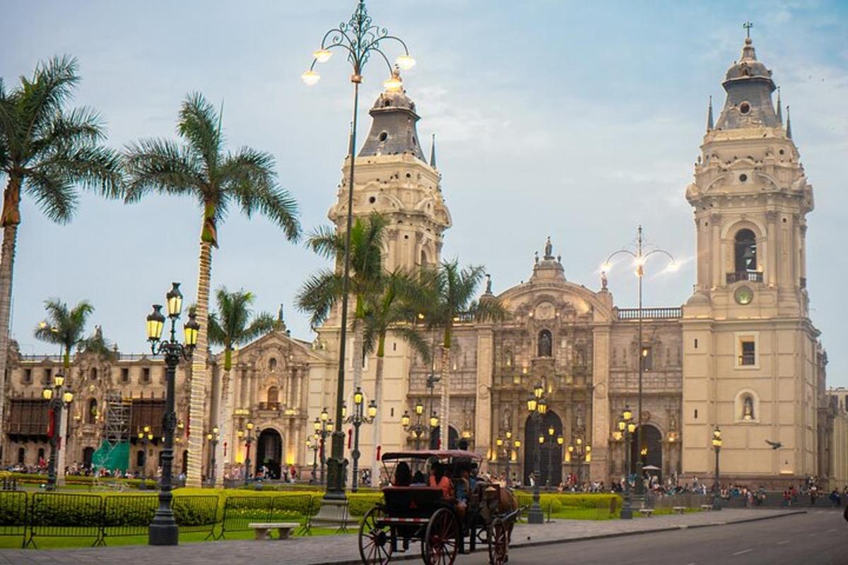 một cỗ xe ngựa kéo ở phía trước một tòa nhà