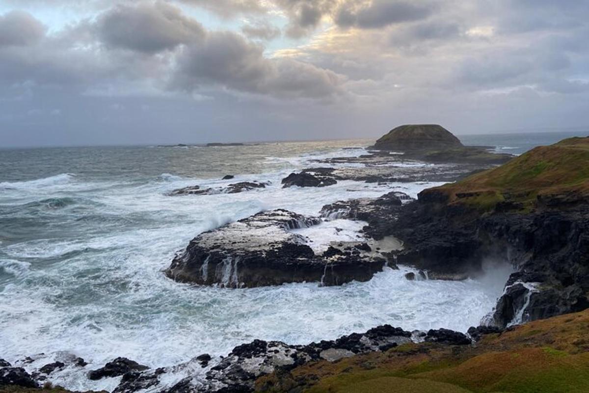 ein Blick auf das Meer mit Wellen, die gegen die Felsen schlagen