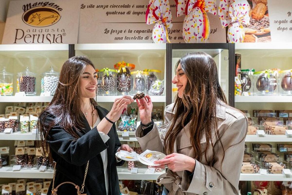 dua wanita berdiri di kedai makan makanan