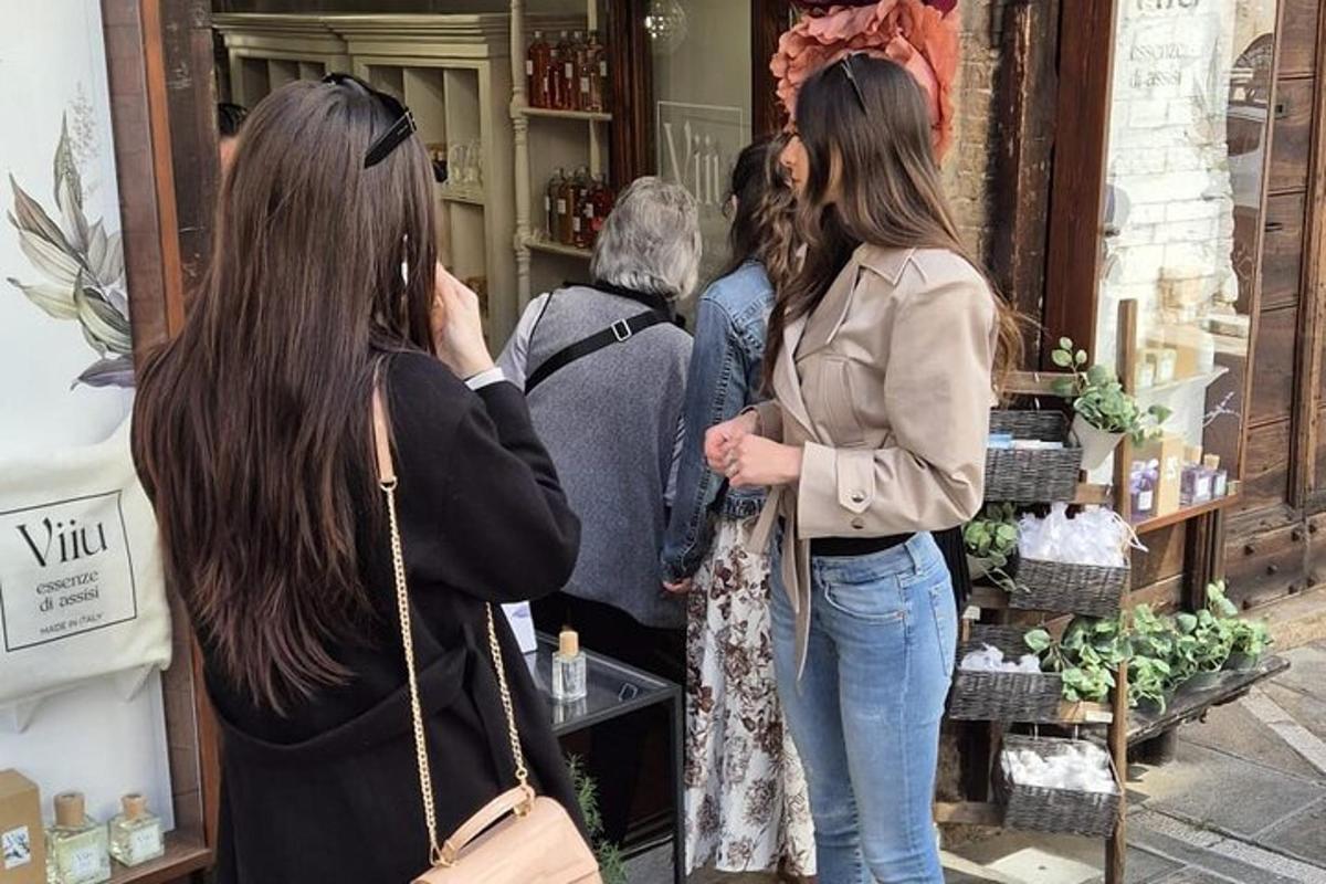 dua wanita sedang melihat di tingkap kedai