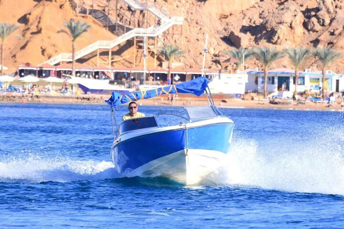 um homem em um barco azul na água