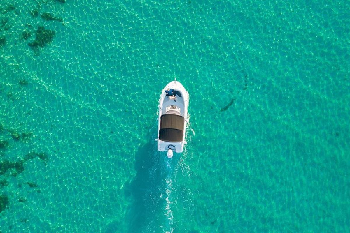 uma visão aérea de um barco na água